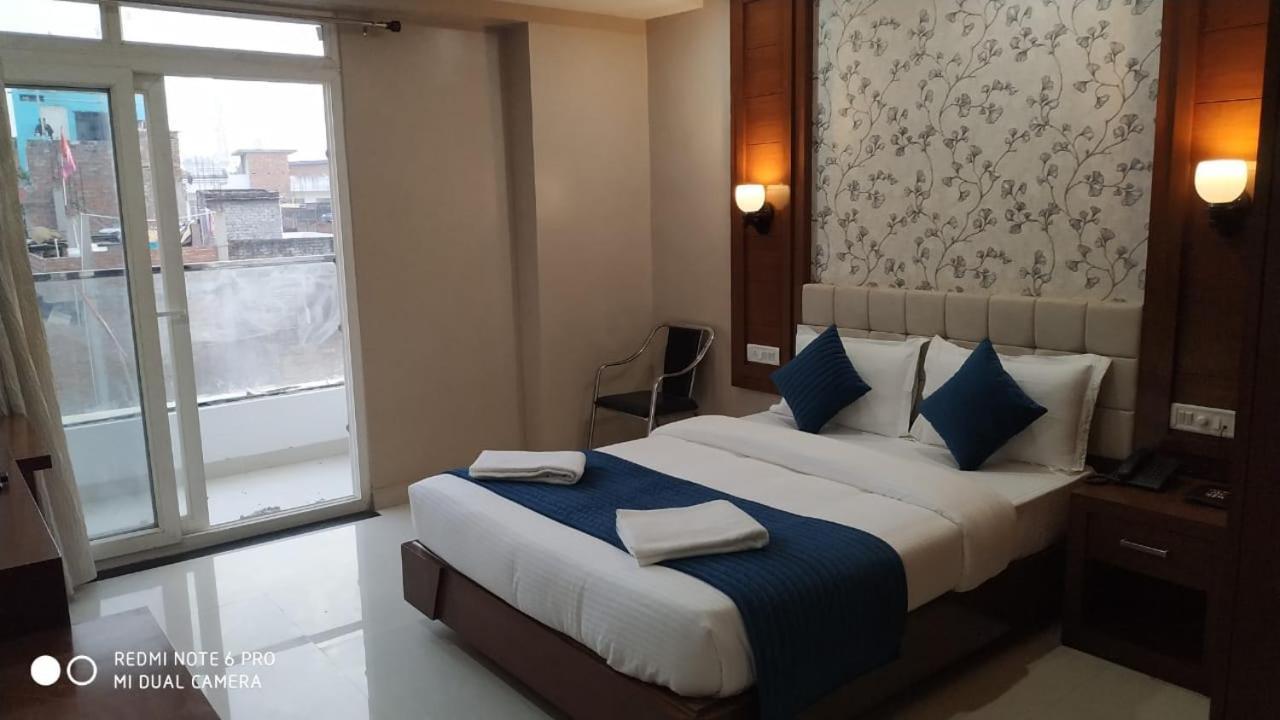 Hotel Sjr - Varanasi — Photos 1